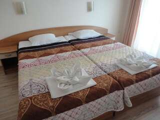 Отель Barex Family Hotel Созополь Двухместный номер с 1 кроватью или 2 отдельными кроватями и частичным видом на море-1