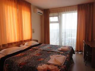 Отель Barex Family Hotel Созополь Двухместный номер с 1 кроватью или 2 отдельными кроватями и балконом, вид на море-2